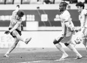 开云体育在线-一名年轻球员在关键比赛中获得进球