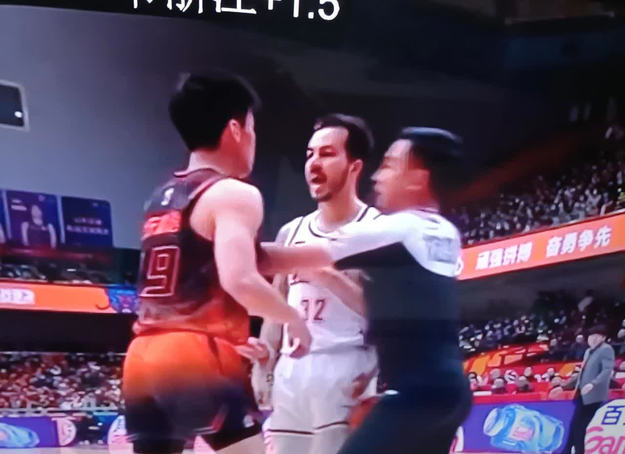 包含浙江队球员积极备战，迎接激烈对抗的词条