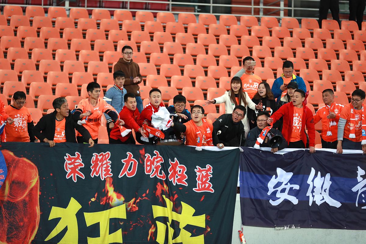 重庆力帆足球俱乐部球员面对强敌拼尽全力的简单介绍 重庆力帆足球俱乐部球员面对强敌拼尽全力的简单介绍