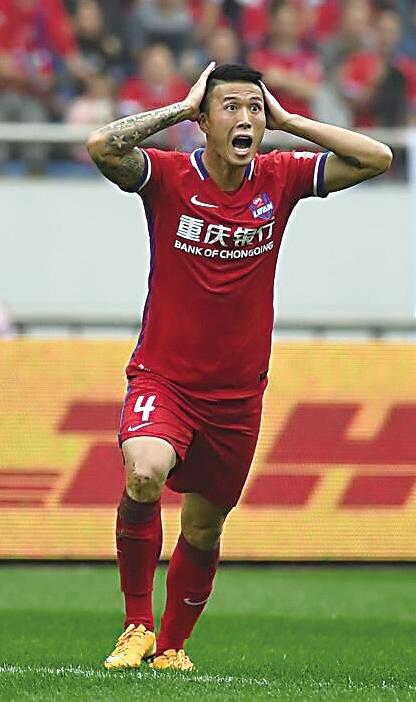 重庆力帆足球俱乐部球员面对强敌拼尽全力的简单介绍 重庆力帆足球俱乐部球员面对强敌拼尽全力的简单介绍