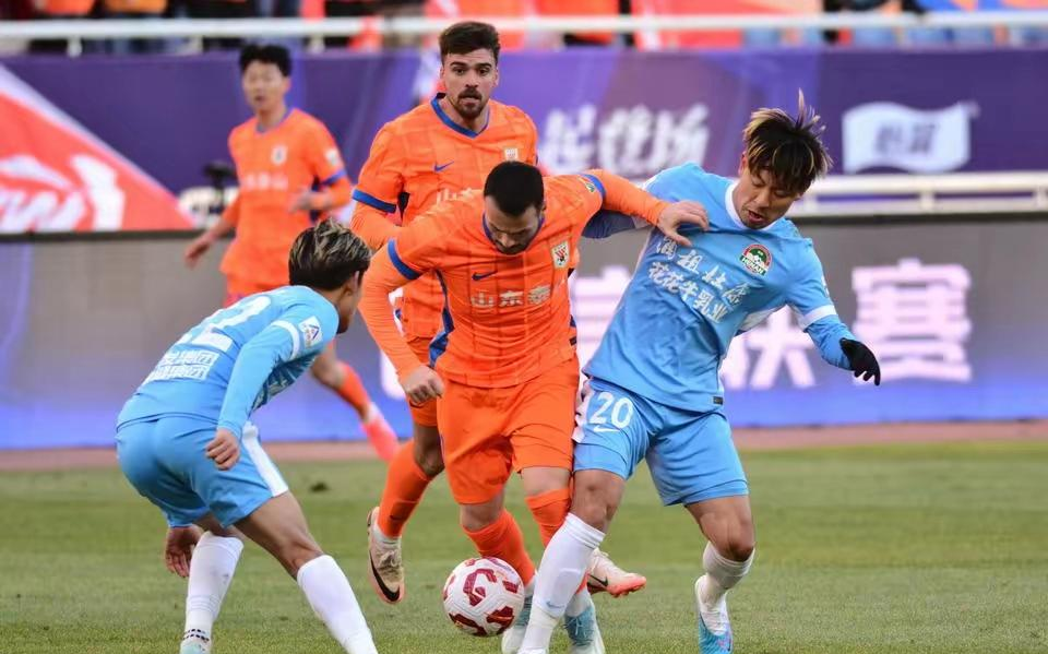 球员努力训练备战,为球队贡献更多 球员努力训练备战,为球队贡献更多