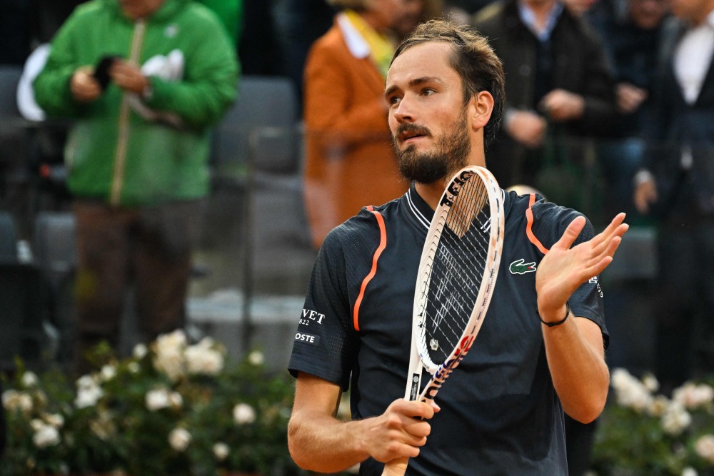 西班牙网球队完胜意大利网球队,梅德韦杰夫爆发神勇的简单介绍 西班牙网球队完胜意大利网球队,梅德韦杰夫爆发神勇的简单介绍