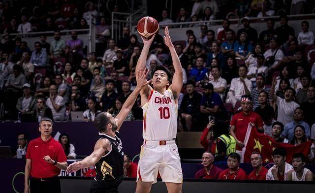 篮球选手刷新世界纪录，震撼全场的简单介绍