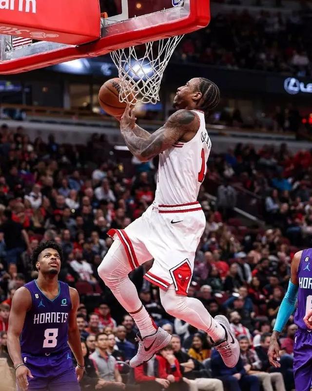 公牛翻盘太阳，布克高光表现